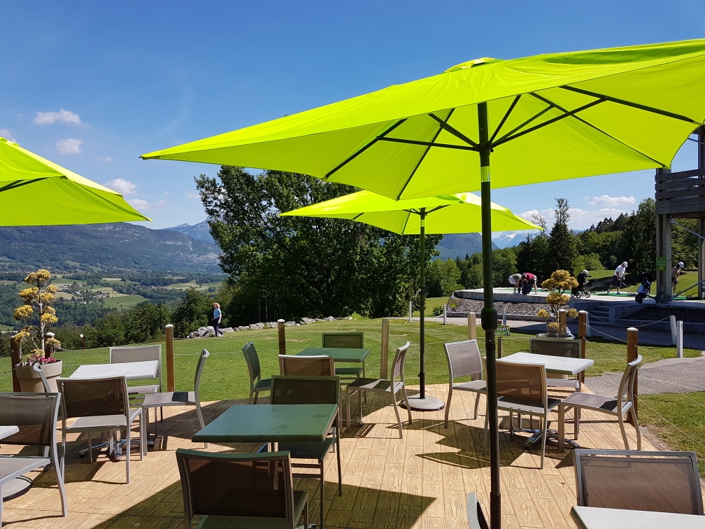 Relaxez de la terrasse pour profiter de la restauration au golf du Belvédère Annecy