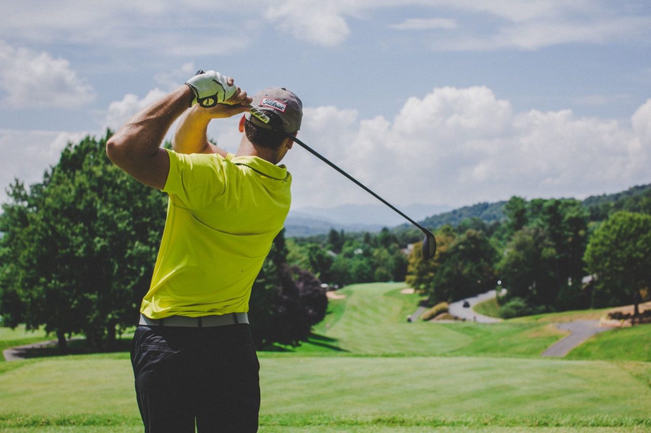 Achetez vos clubs, vêtements et chaussures, balles et accessoires, GPS, sacs et équipement sur My swing golf.  Jouer en draw au golf