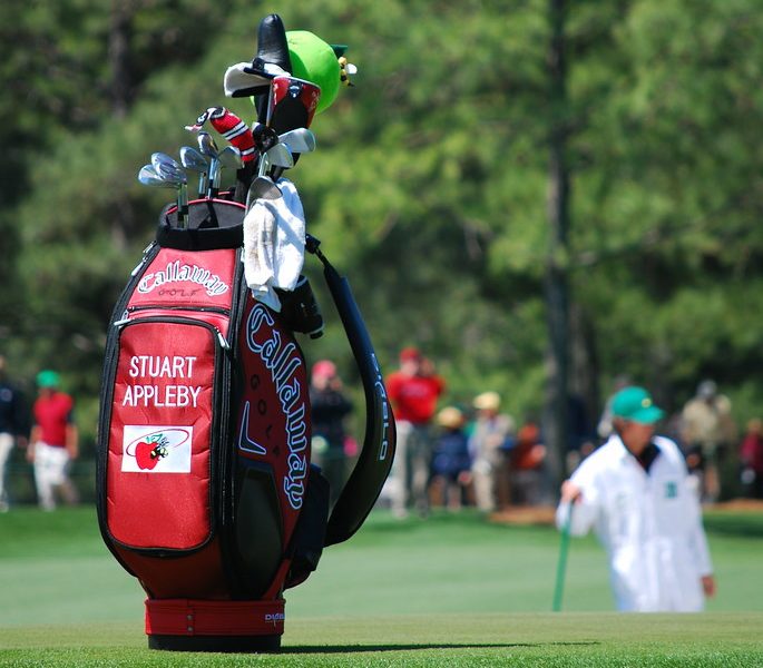 Les différents types de sac de golf .Un homme portant un sac d'équipement de golf."