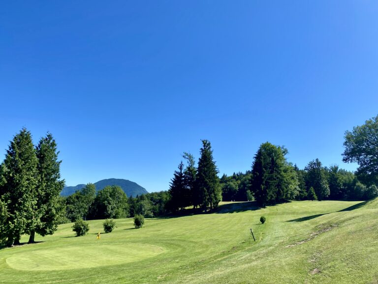 Vue époustouflante du trou 9, entouré de verdure, au Golf du Belvédère d'Annecy