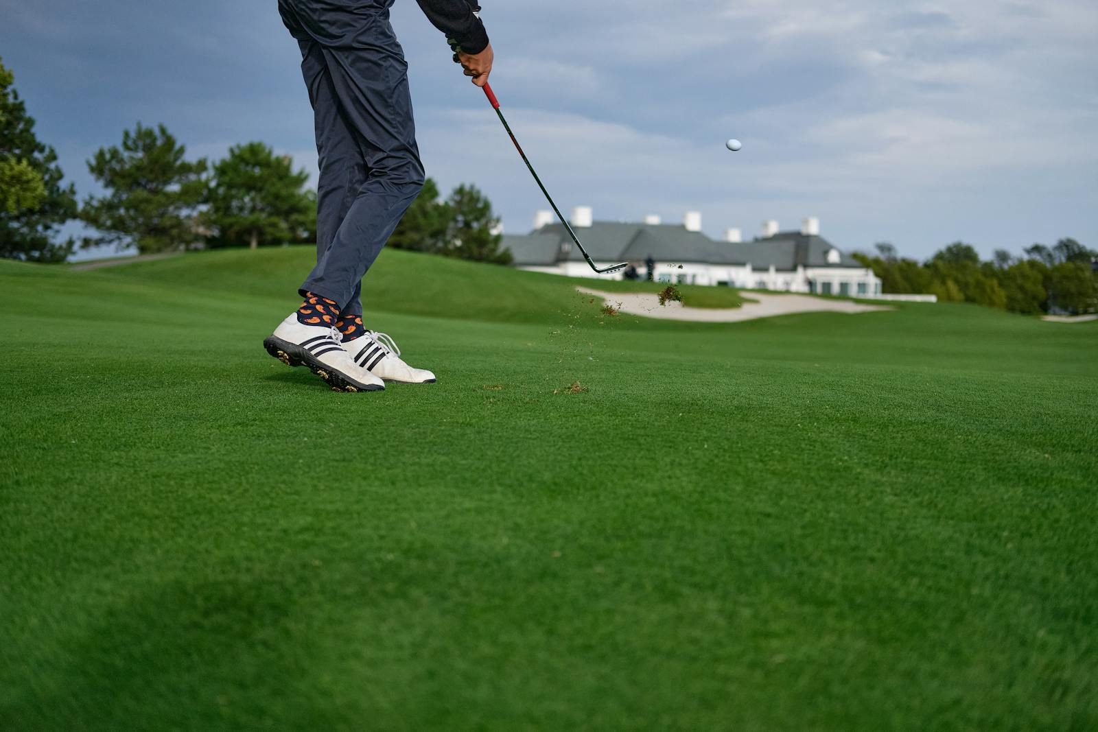 Chaussures de golf avec crampons : stabilité maximale et grip optimal en toutes conditions