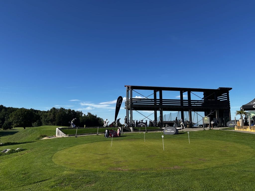 Pourquoi ma balle part à droite au golf : causes et solutions simples