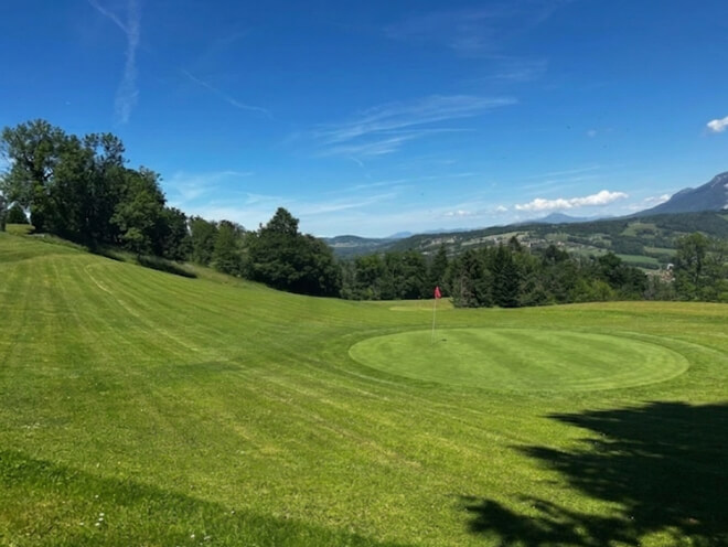 Vue sur le massif des Aravis depuis le green du 3 au Golf du Belvédère Annecy