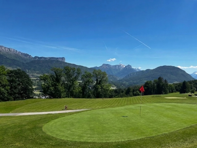 Vue sur le massif des Aravis depuis le green du 1 au Golr du Belvédère Annecy