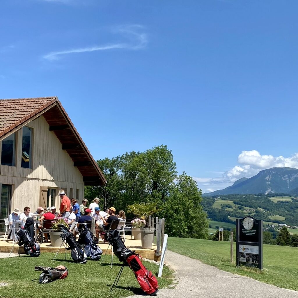 La restauration au Golf du Belvédère Annecy, vue sur la terrasse