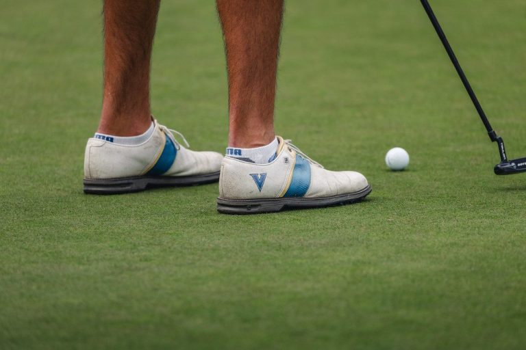 Trouvez les meilleures chaussures de golf homme : comparatif, conseils et erreurs à éviter. Crampons ou spikeless ?