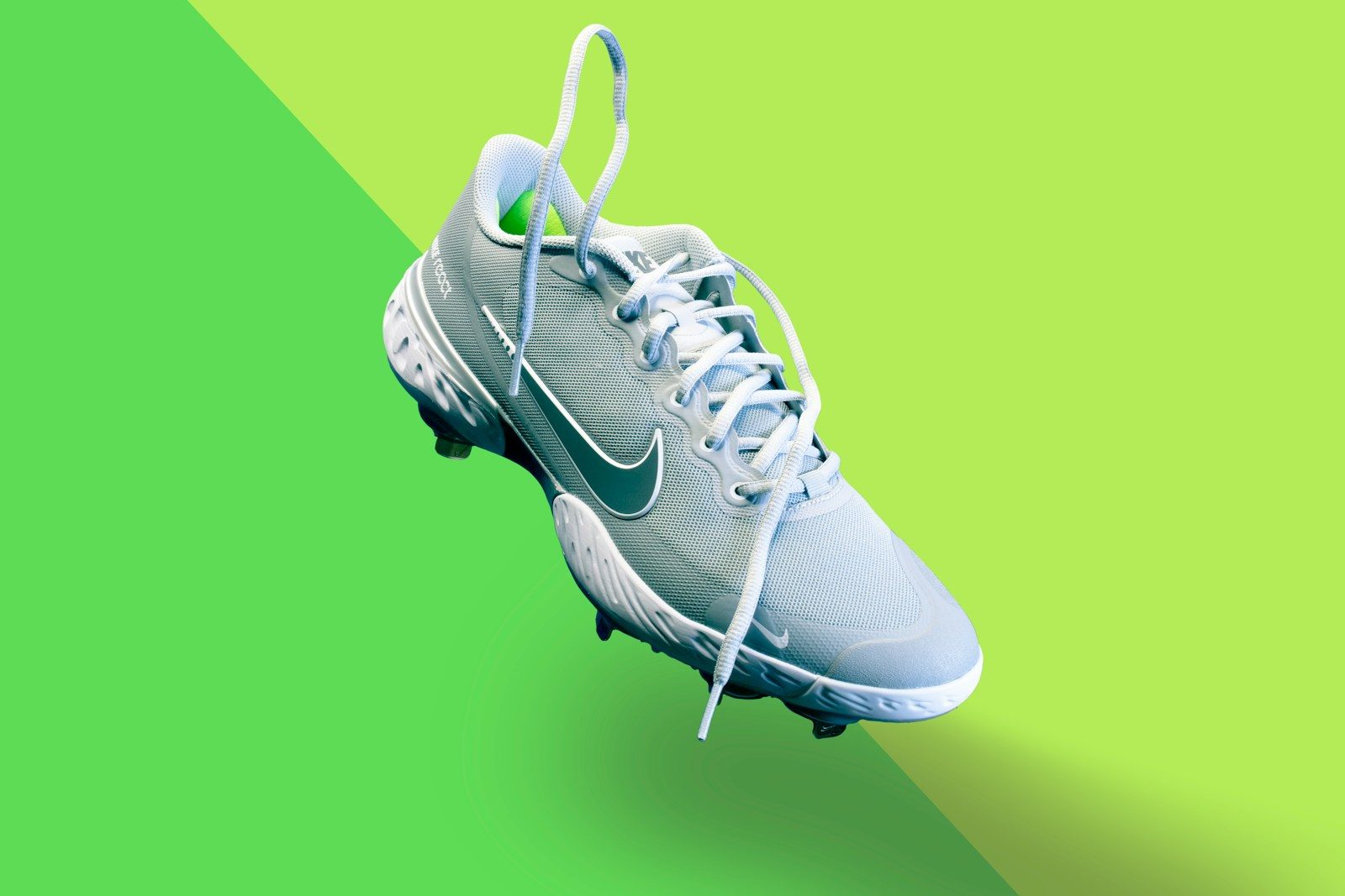 witte Nike sportschoen op groene textiel