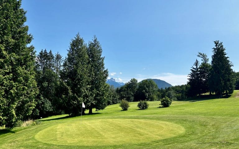 Le match play au golf expliqué simplement : règles, score, concessions, handicap, stratégie et erreurs à éviter.